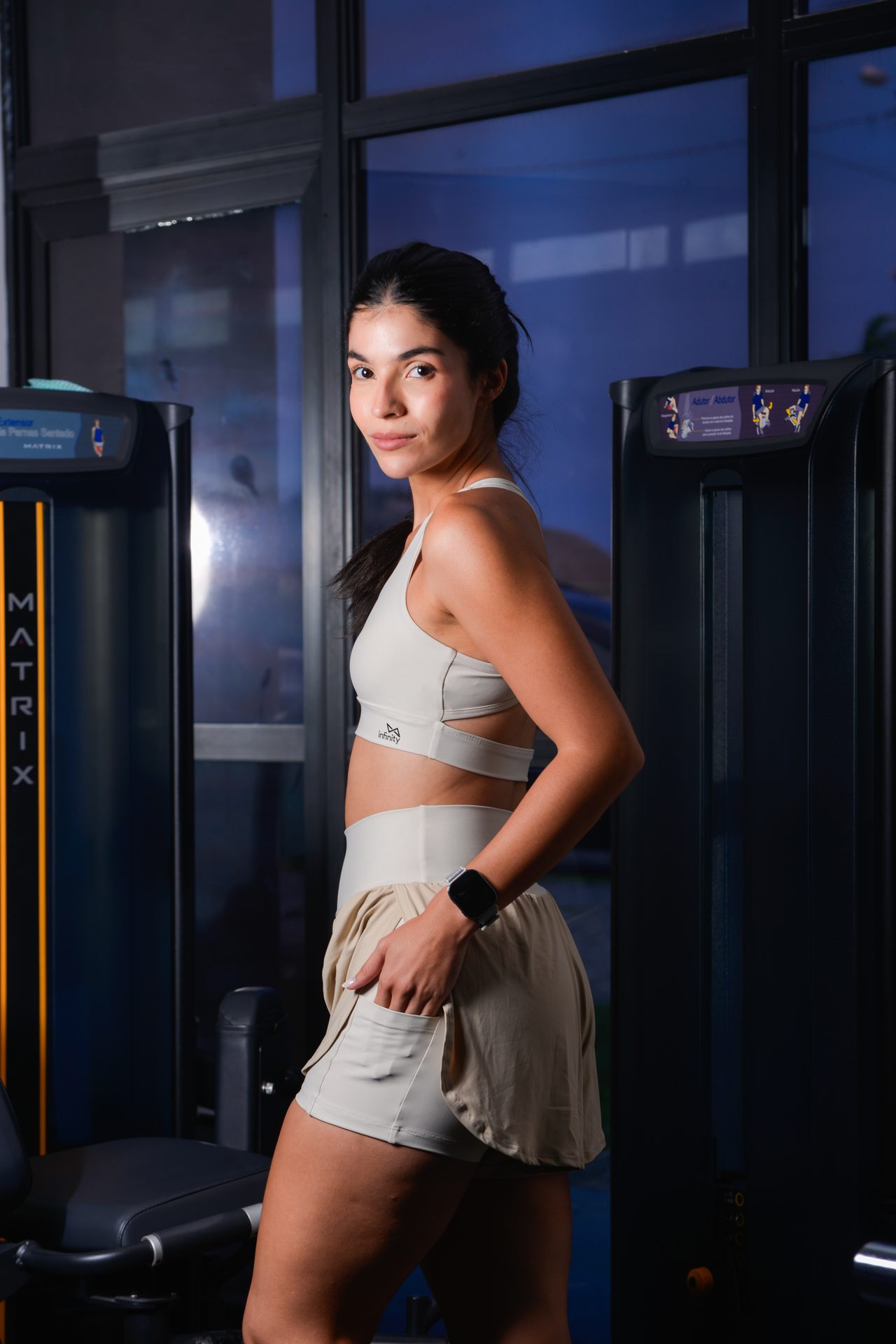 Modelo com top nadador bege e short de camada dupla da Infinity