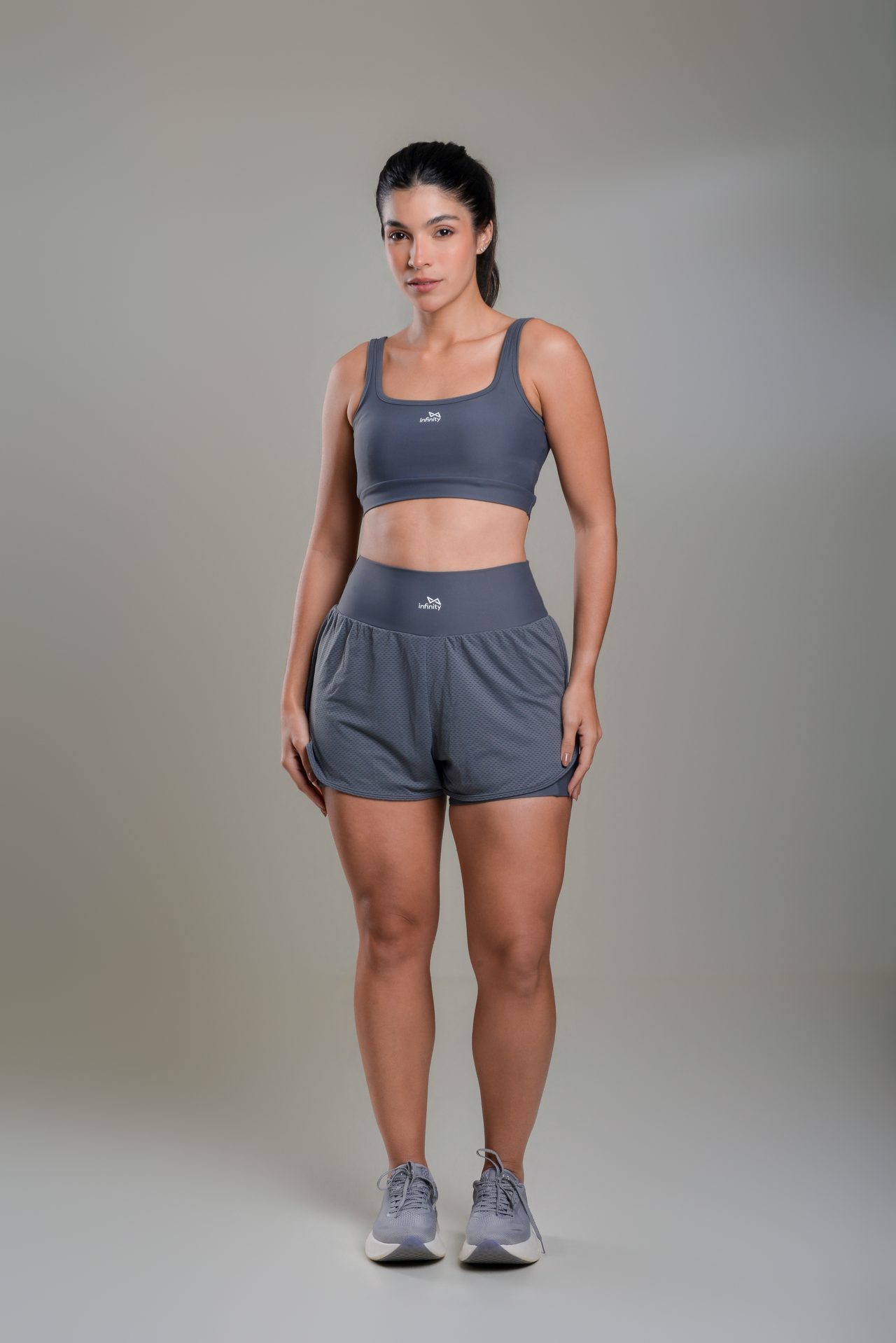 Modelo com top Luna e short de camada dupla