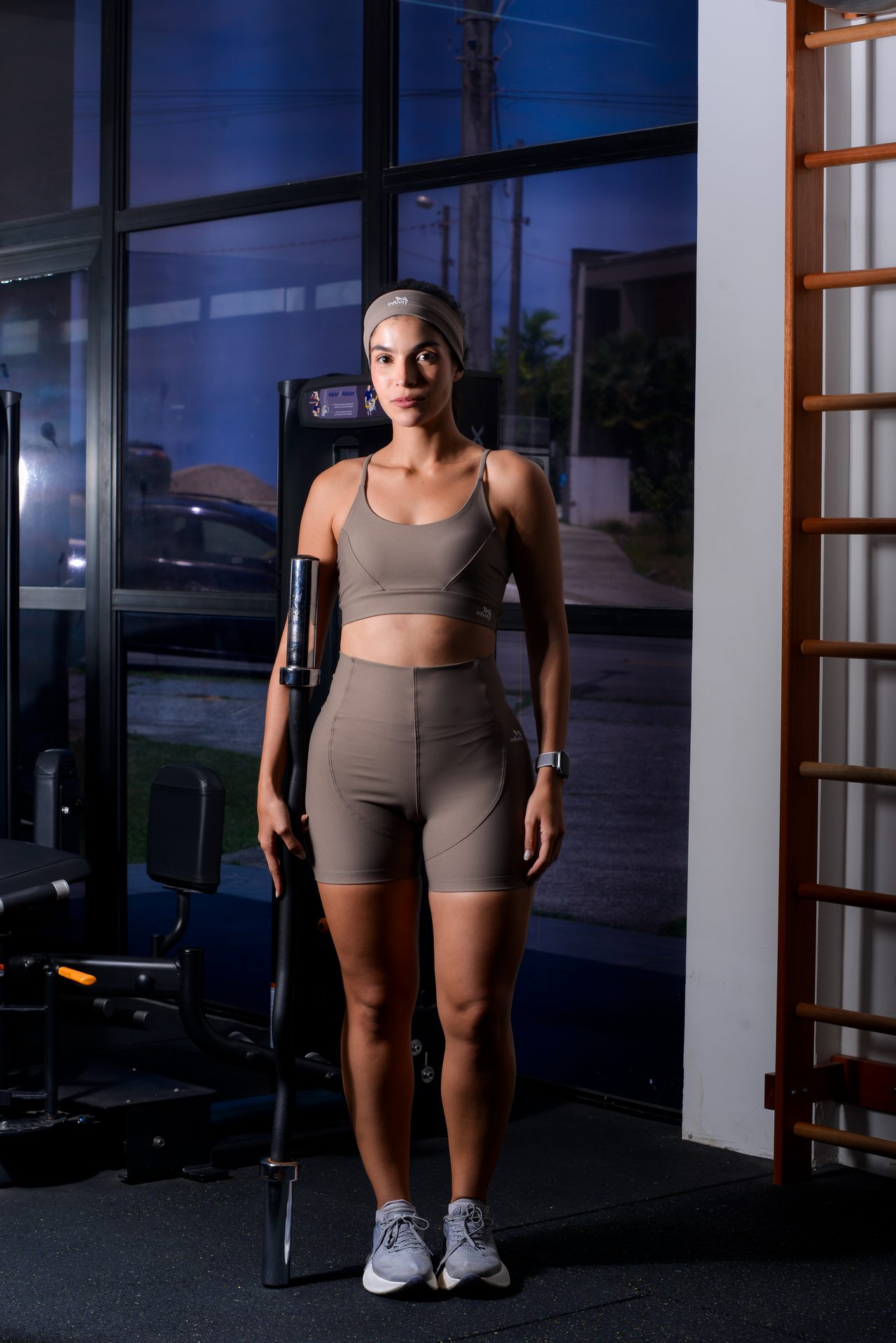 Modelo com conjunto de top e short Infinity